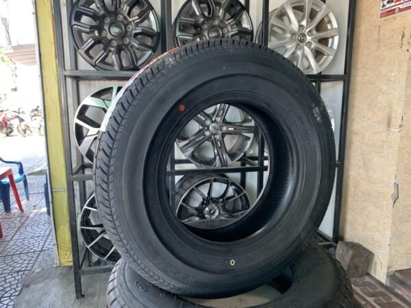 Lốp Maxxis 155R12C 8PR UN999 mặt nghiêng phải Lốp Maxxis 155R12C 8PR UN999 Góc Chụp 2