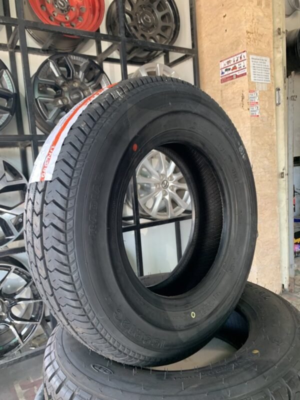 Lốp Maxxis 155R12C 8PR UN999 mặt nghiêng trái Lốp Maxxis 155R12C 8PR UN999 Góc Chụp 3