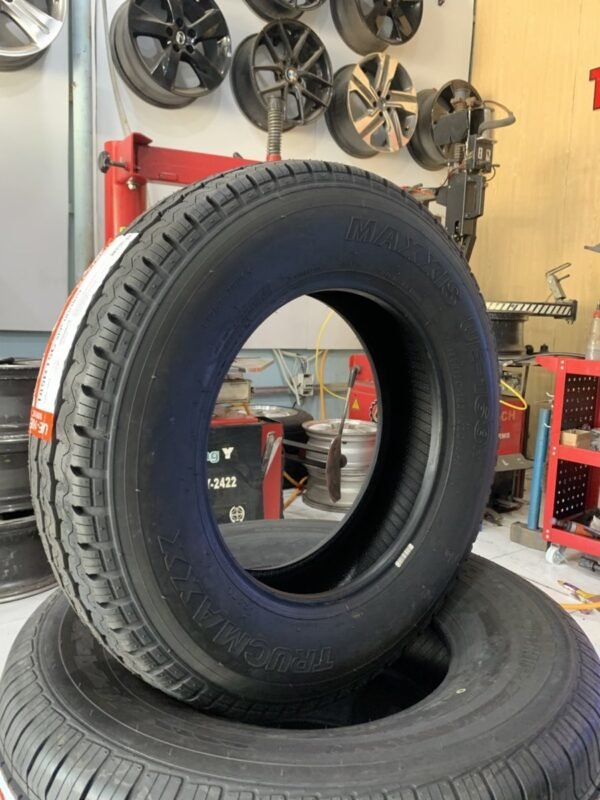 Lốp Maxxis 185R15C 8PR UE168 Góc Chụp 2