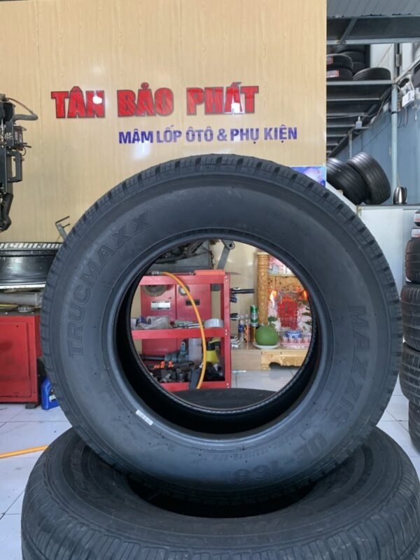 Lốp Maxxis 185R15C 8PR UE168 Góc Chụp 3